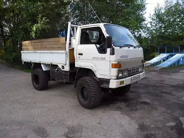 Тойота Дюна грузовик 4x4