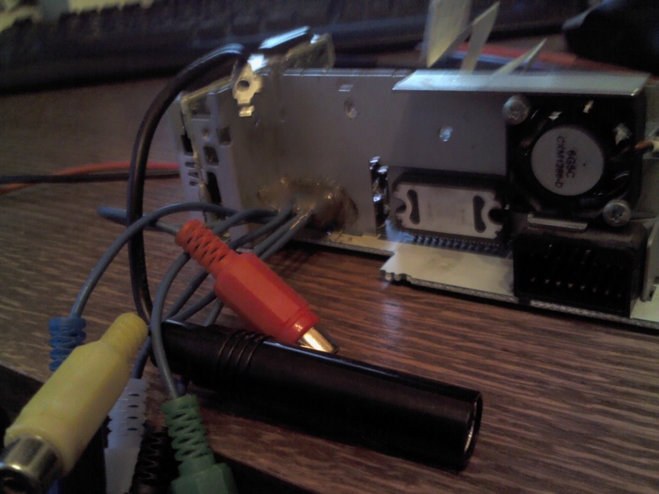 Магнитола пионер с 2 парами линейных выходов. Предохранитель линейных выходов пионер. Шунтирование линейных выходов. Линейный выход на магнитоле форма сигнала. Линейные выходы пионер.