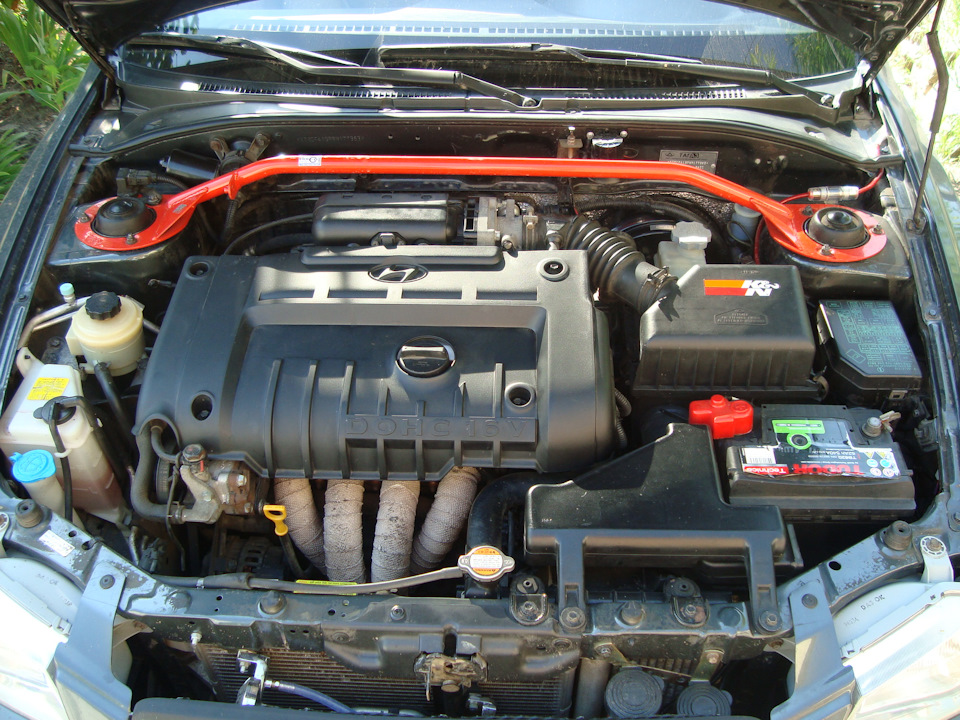 Какой двигатель на акценте. Hyundai Elantra XD 2л двигатель. Крышка двигателя Хендай акцент. Хендай акцент 2 двигатель. Двигатель 2.0 Хендай акцент.