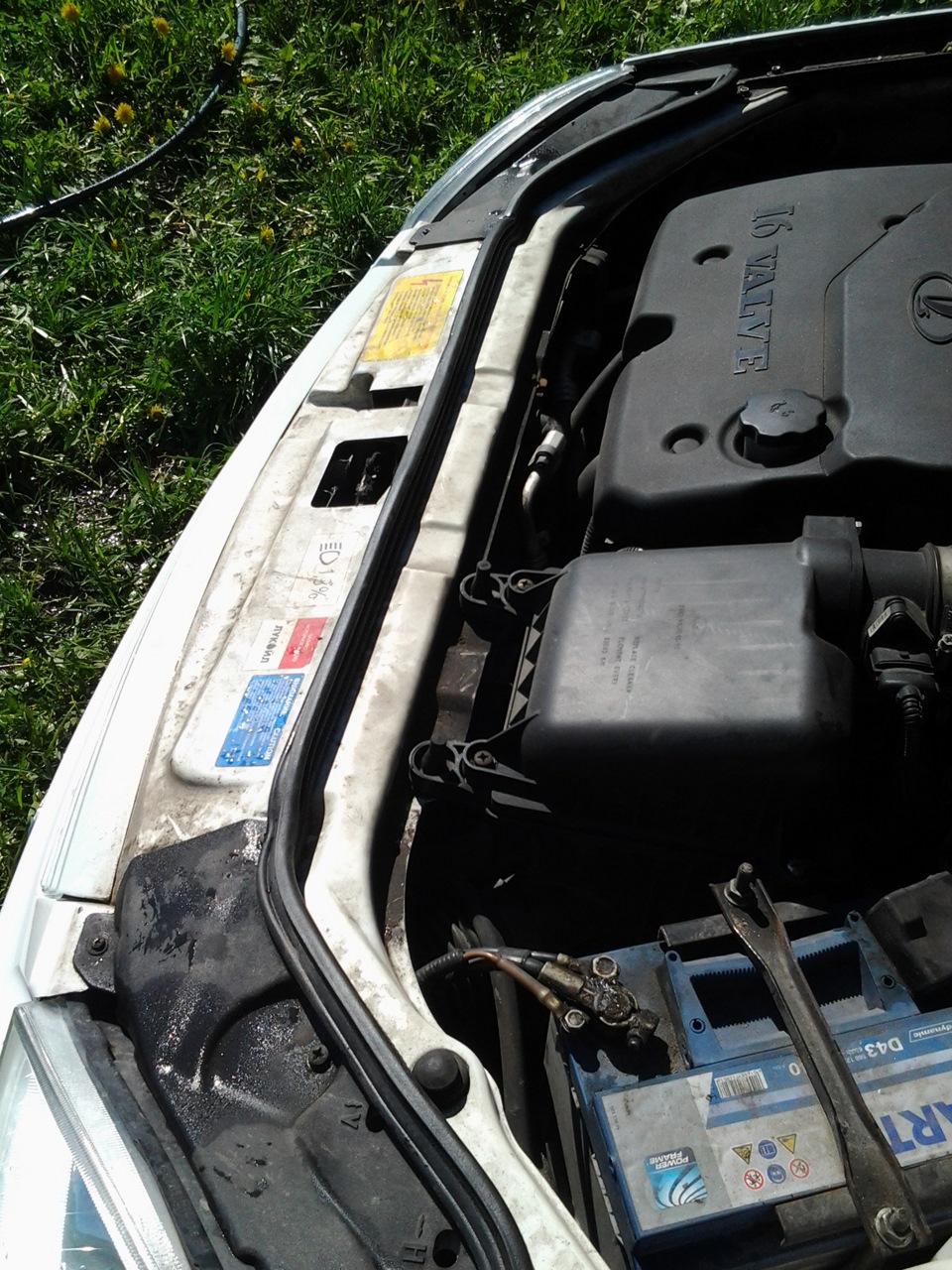 Уплотнитель капота — Lada Приора седан, 1,6 л, 2010 года | своими ...