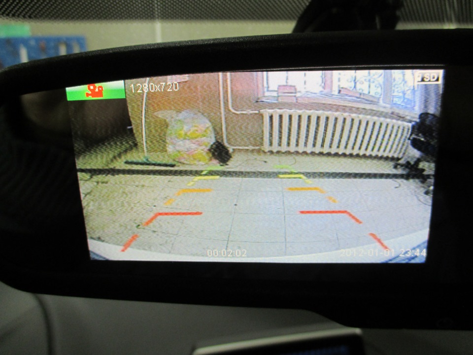Почему задняя камера видеорегистратора снимает в зеркальном отражении