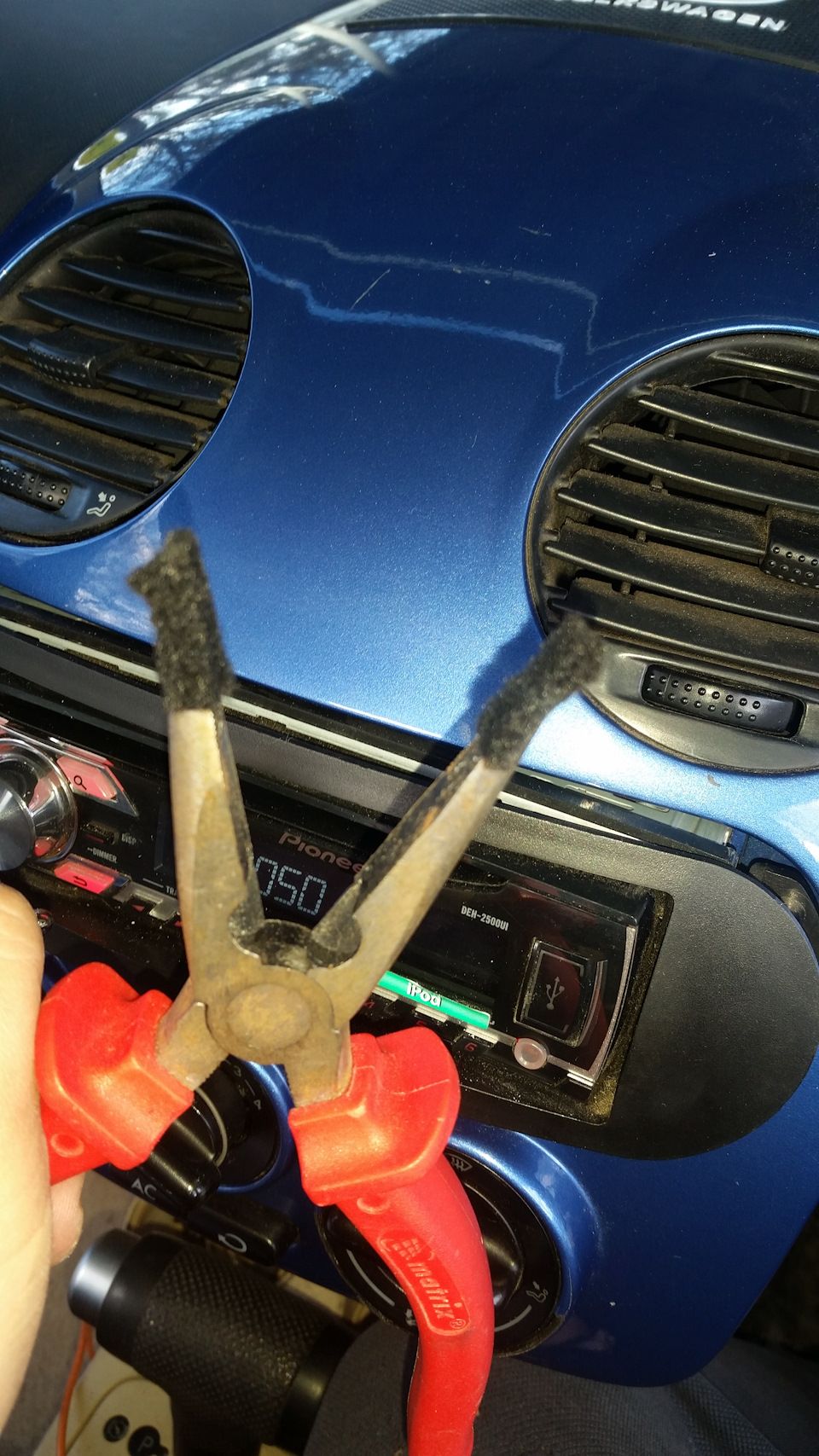 Замена лампочки подсветки переключателя печки — Volkswagen New Beetle ...