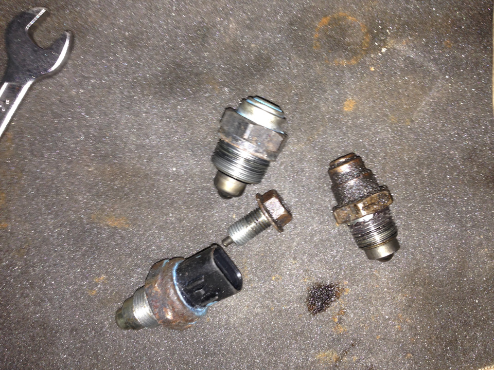 3 фиксирующих болта+ датчик — Peugeot 4007