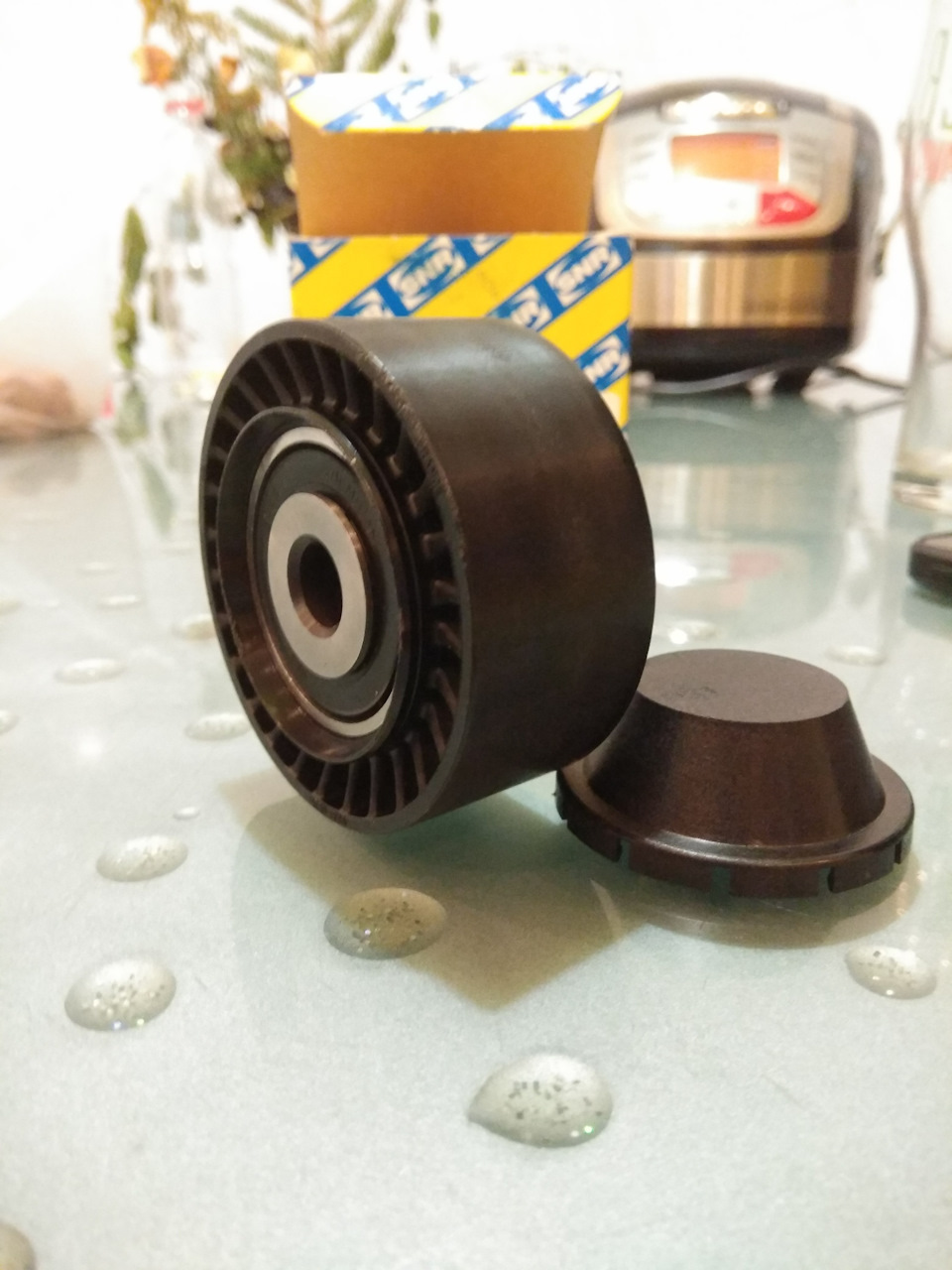 Пежо ролики. Ролик пежо 308. Ролики ремня генератора пежо 308. Ролик натяжителя динамический на пежо 308. Подшипник ролика натяжителя ремня генератора пежо 408.