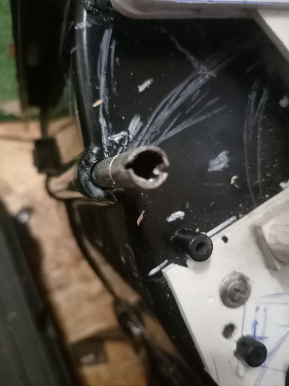 Заслонка грудь/ноги тоже была доработана, к самой заслонке был приклепан кусочки люмини, аналогично я делал с предыдущей печкой, т.к.она не полностью перекрывает поток и на ось одел трубку и вывел её на правую сторону. Сделал раз для рычага. — Lada 2120 Надежда