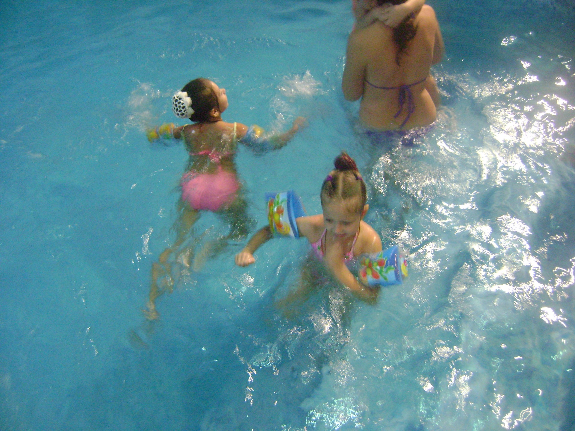 Купаться ездил. Дети купаются в бассейне. Купаемся в бассейне с подругой. Дети купаются в большом бассейне. Подружки купаются в бассейне.