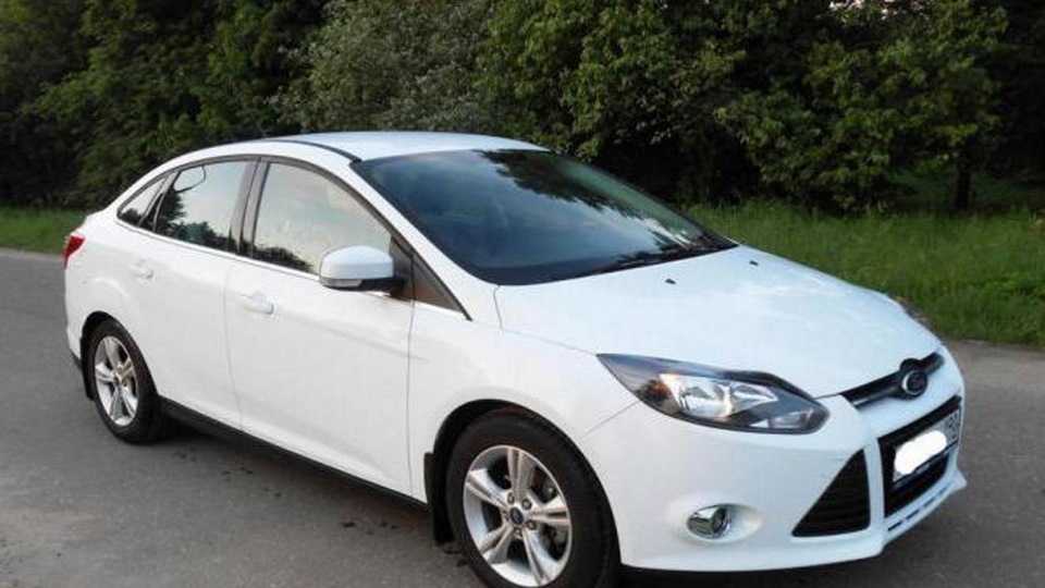 Ford Focus 2014 белый седан