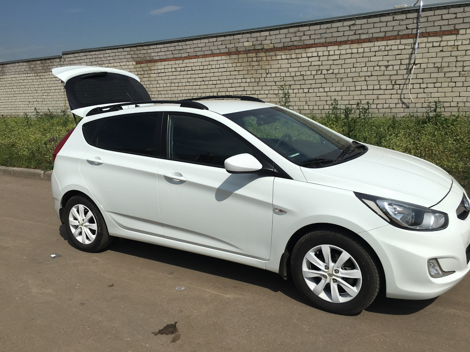 Авито краснодарский край солярисы. Hyundai Solaris Hatchback. Хендай Солярис 2013 хэтчбек белый. Хендай Солярис хэтчбек белый. Солярис белый хэтчбек 2016г.