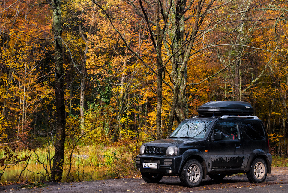 Небольшая остановка у горного лесного озера по дороге на Ай Петри — Suzuki Jimny (1G)