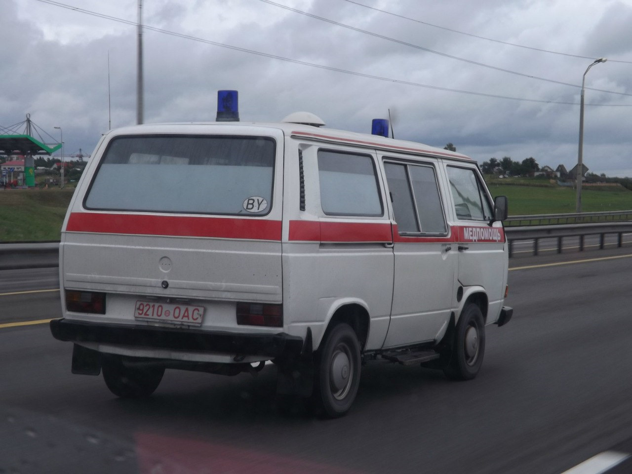 Три скорых. Скорая Volkswagen Transporter. Фольксваген т4 скорая.