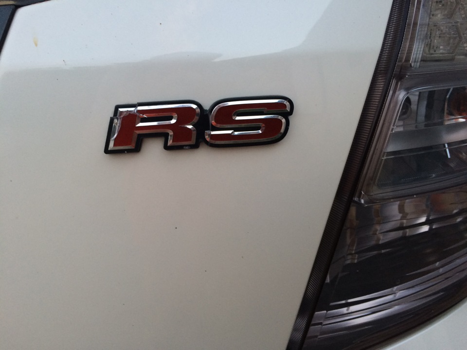 Без шильдика. Шильдик фит RS. Шильдик RS Honda Fit. Шильдик rs2. Шильдик RS Honda Fit GD.