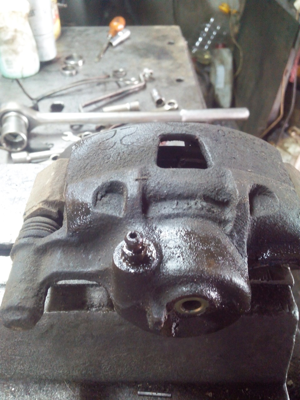 Сорвал резьбу на штуцере для прокачки тормозов. — Hyundai Pony, 1,5 л ...