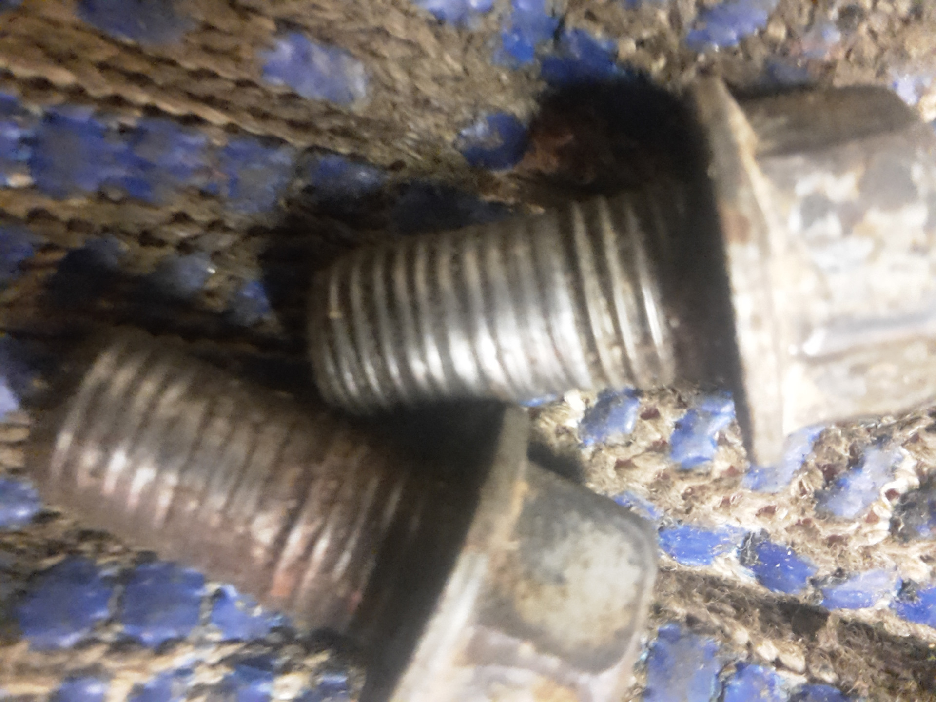 холодная сварка на ваз 2114. пробка поддона пежо 206. болт колеса ока. слизало резьбу. слизало резьбу.