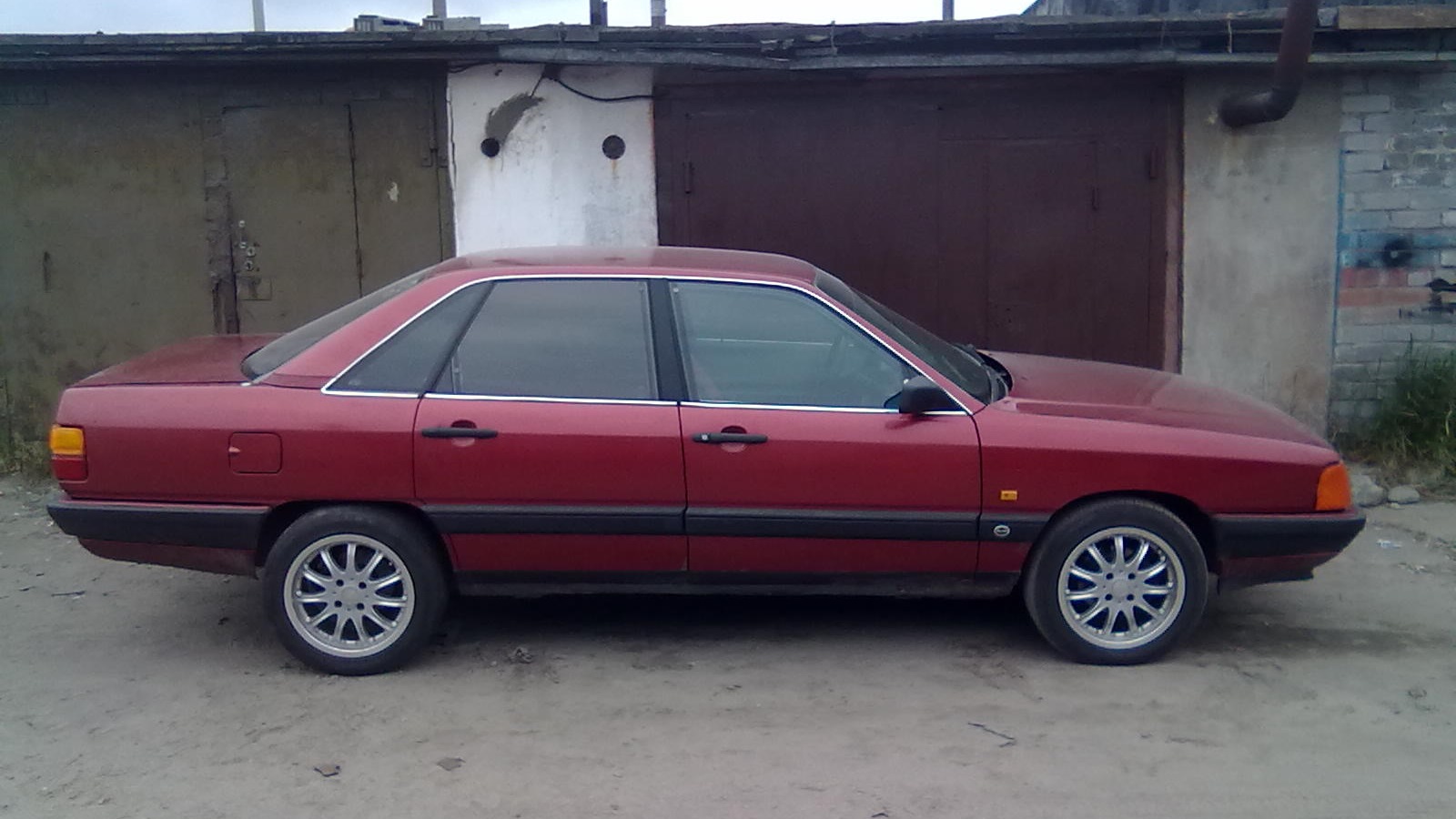 2 цвета 100. Ауди 100 с3 Вишневая. Audi 100 c3 Вишневая седан.