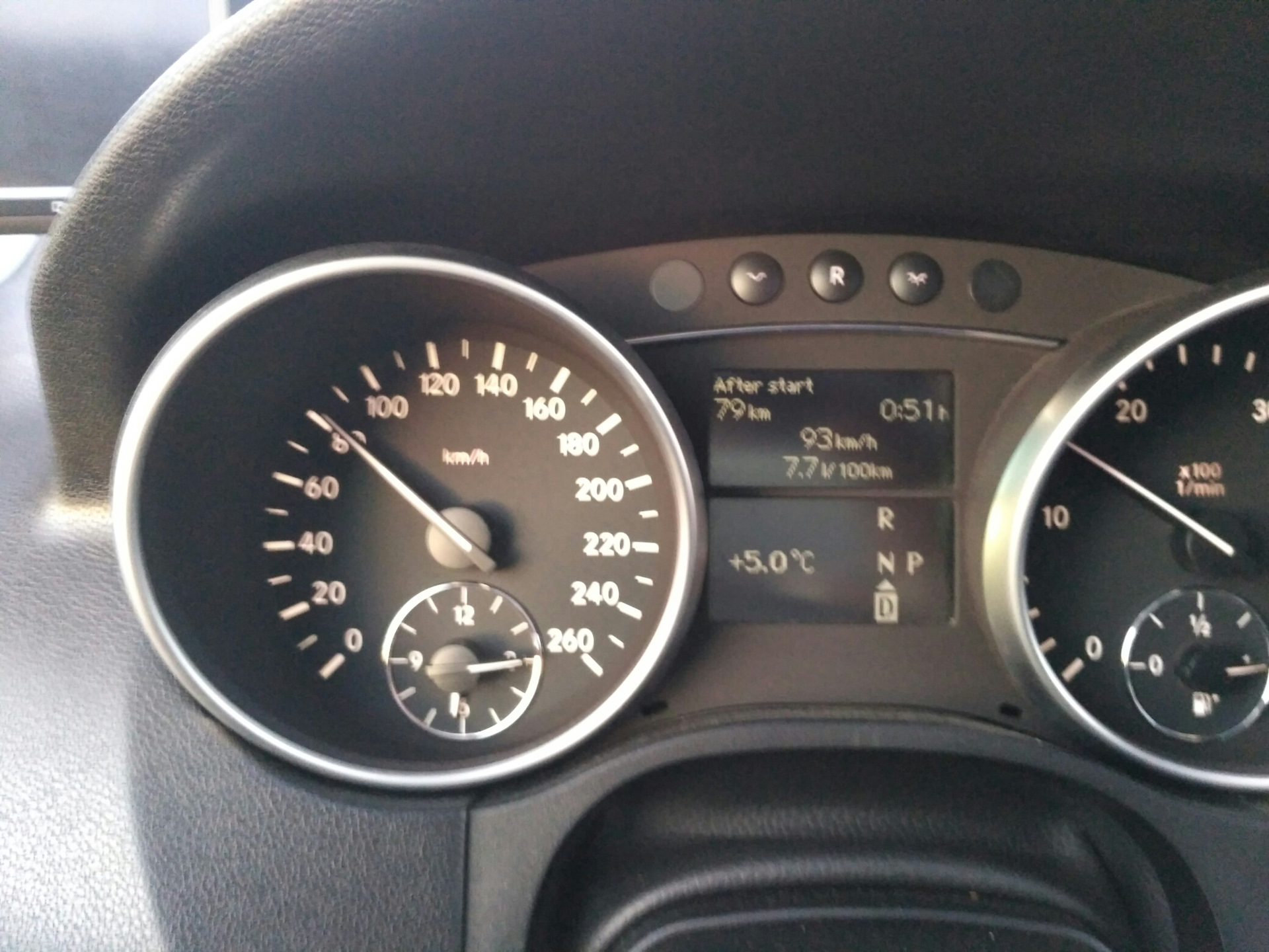2 diesel speedometer. Мерседес е-клас расходы топлива 3. Расход дизеля мерседес. Топливо mercedes 7. 5.