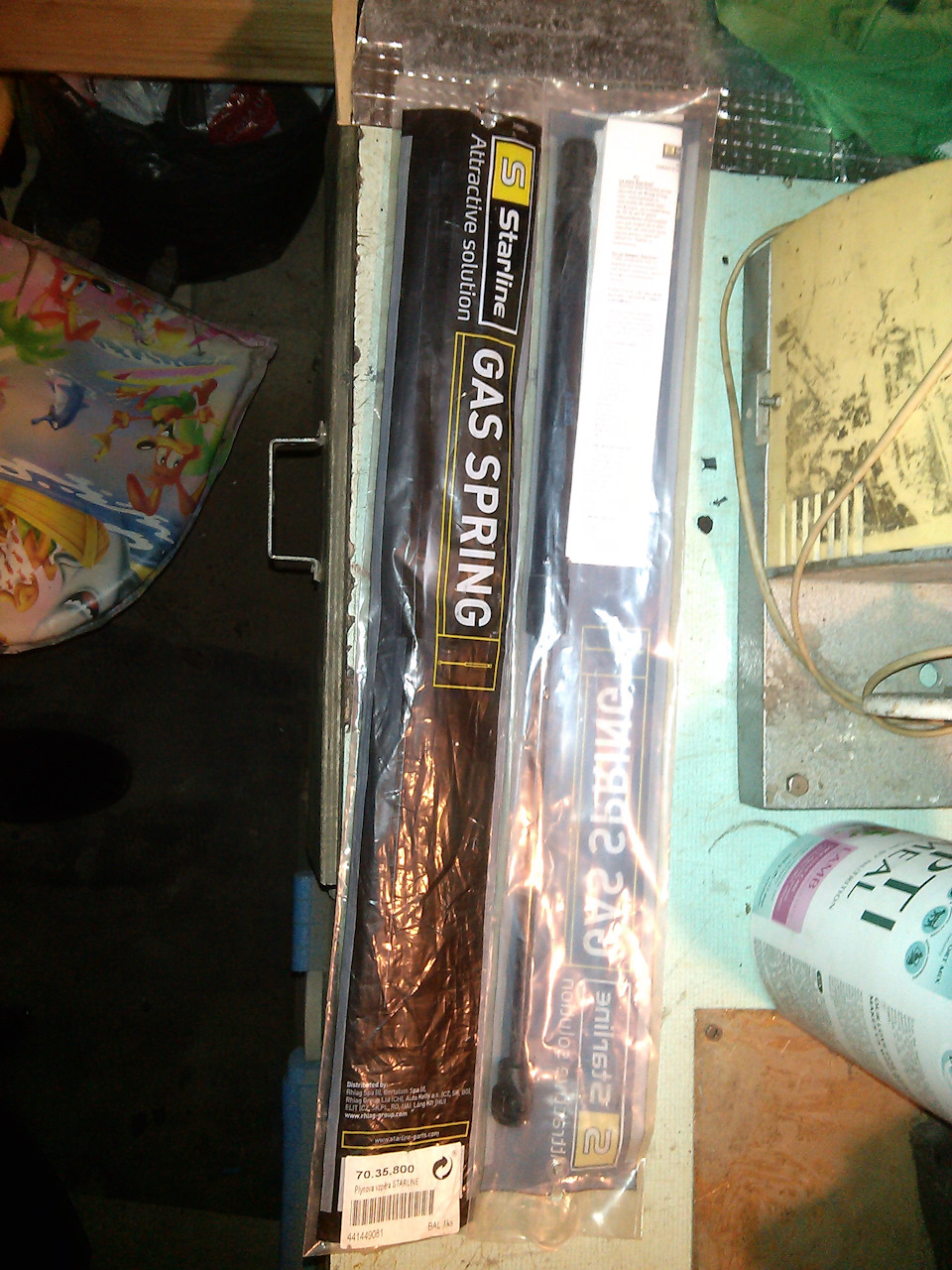 Амортизаторы крышки багажника — Geely Emgrand EC7 RV, 1,8 л, 2013 года ...