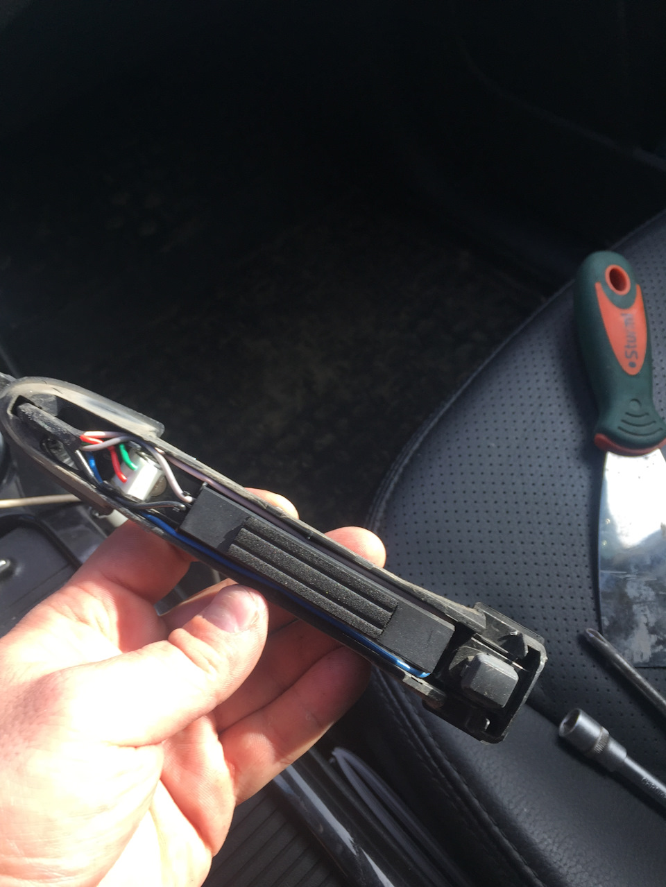 Собсвенно разобраная ручка. Где мы видим светодиод антенну и кнопку. — KIA Sorento (2G)