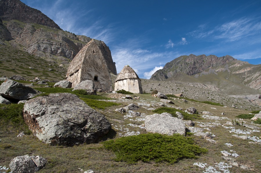 Горная сторона. Эльтюбю Кабардино-Балкария. Поселок Эльтюбю Чегем. Чегем некрополь город мертвых. Эльтюбю город мертвых.