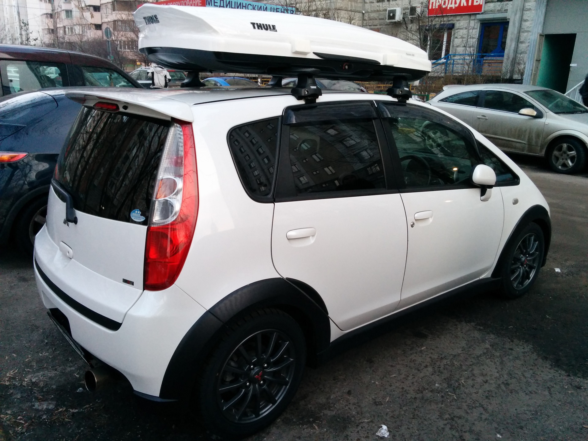 Багажник митсубиси кольт. Рейлинги Mitsubishi Colt. Mitsubishi Colt багажник на крышу. Thule Dynamic 800 Йети. Автобокс на Митсубиси Кольт.