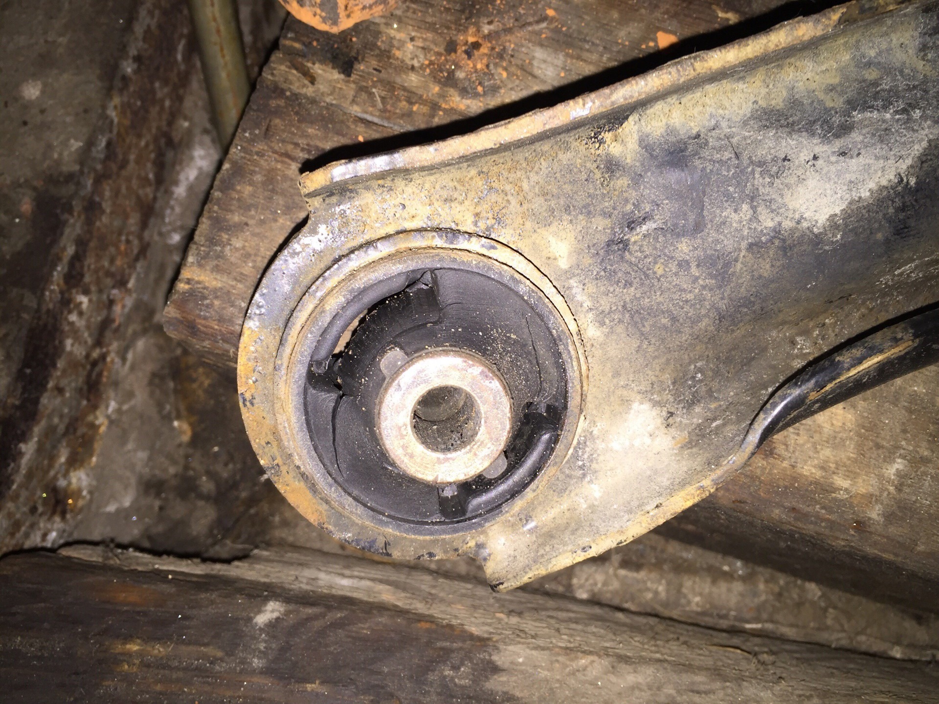 Разбитый сайлентблок ауди а3 8л1. Разбит сайлентблок переднего рычага. Сайлентблок задний переднего рычага мл 164. Разбит сайлентблок переднего рычага. Разбитые сайлентблоки.