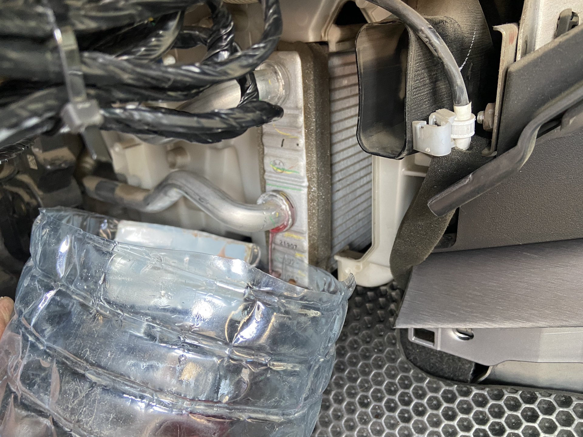 Запах антифриза в салоне (решение — замена радиатора отопителя ...