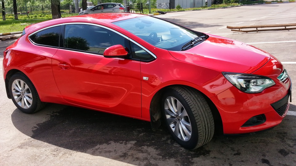 Opel Astra GTC красная