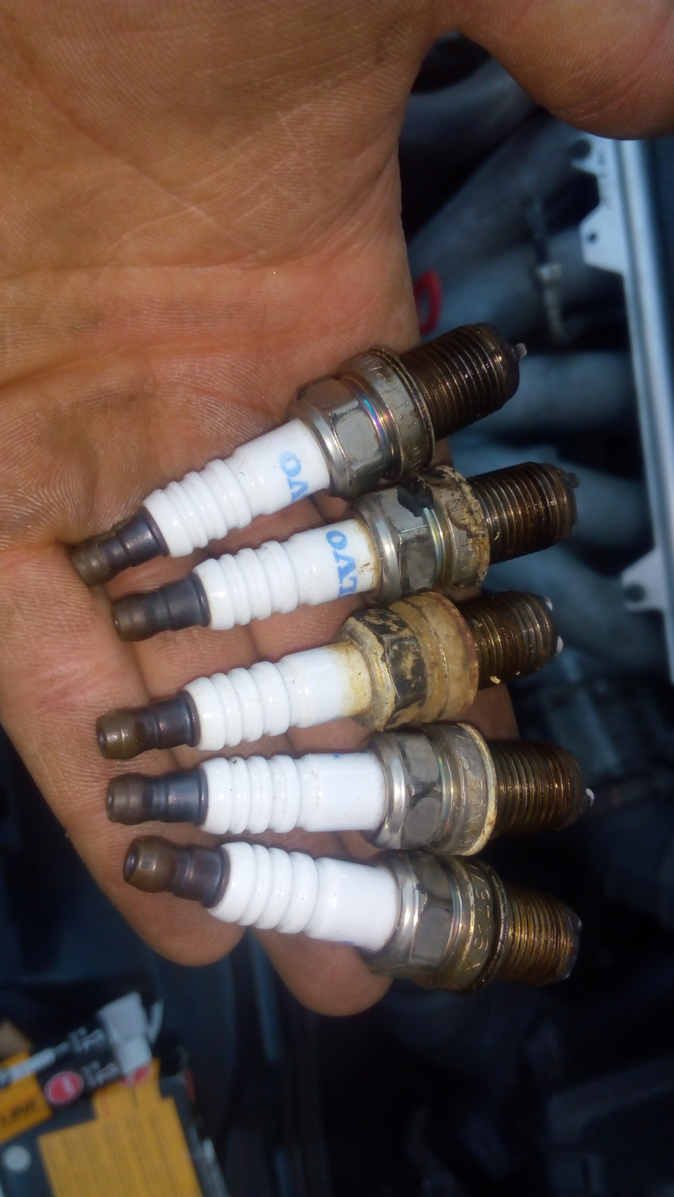 Что то дергаться начала или замена свечей — Volvo S60 (1G), 2,4 л, 2000 ...