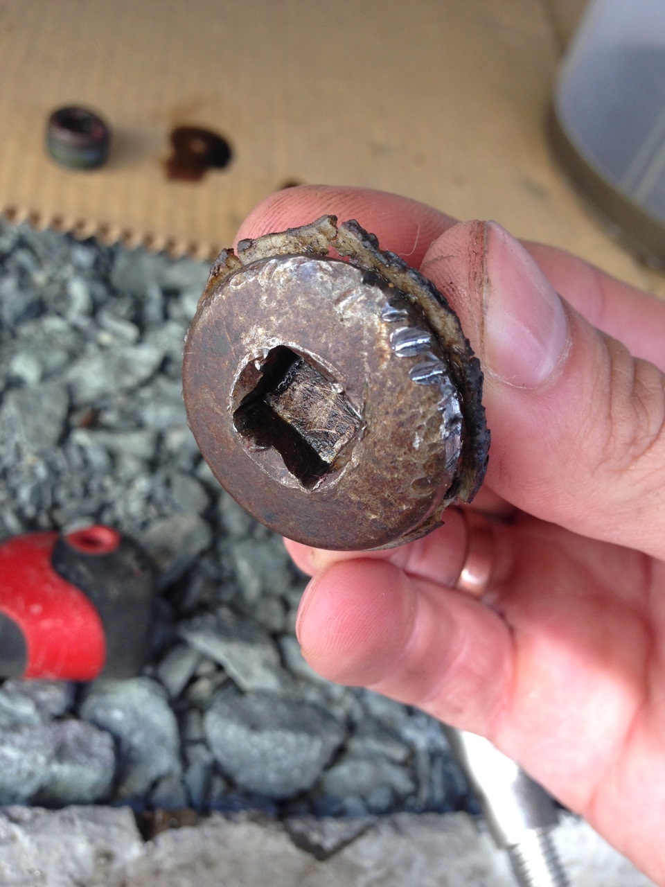 Пробка сливная кпп сценик 4. Пробка слива масла под шестигранник. Сливная пробка иж планета 5. Выкрутить сливную пробку картера с сорванными гранями. Ford c max сливная пробка.