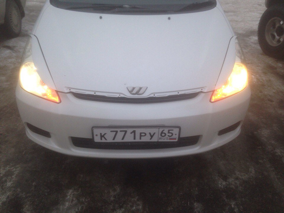 Белые фары рыжие габариты — Toyota Wish (AE10), 1,8 л, 2003 года ...