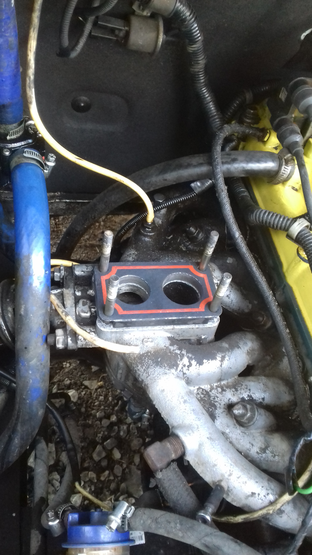 Подсос ваз 2107 карбюратор. Подсос воздуха карбюратор 21073. Подсос воздуха на впускном коллекторе ваз 2109 карбюратор. Ваз 2106 подсос воздуха в карбюратор. Подсос воздуха карбюратор солекс симптомы.