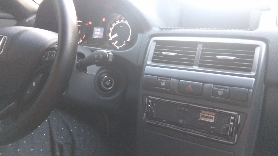 бесключевой доступ и старт стоп — Lada Приора седан, 1,6 л, 2016 года ...