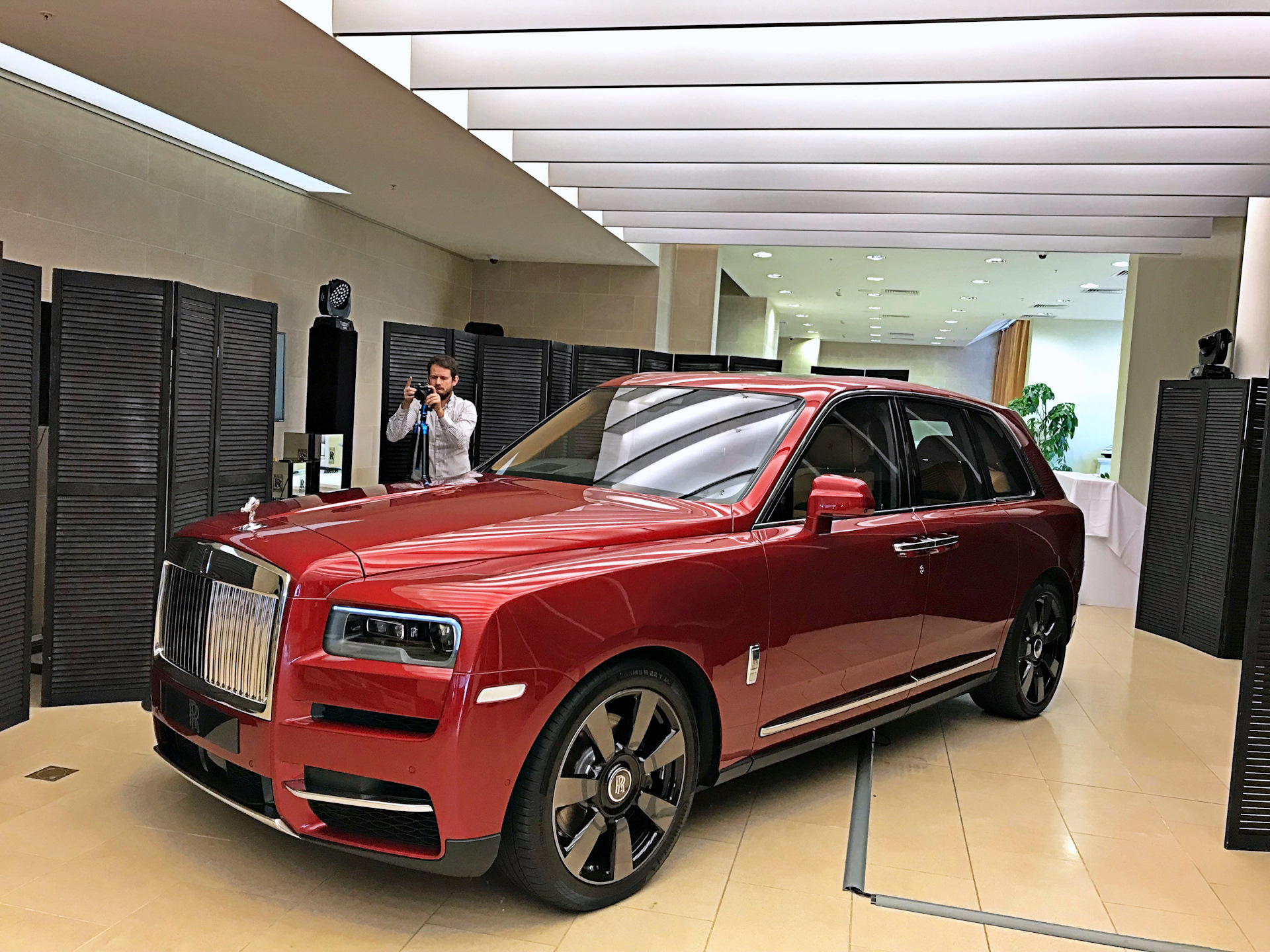 Дешевые дорогого стоят. Роллс Ройс Куллинан. Джип Rolls Royce Cullinan. Роллс Ройс Cullinan машина. Rolls Royce Cullinan Москва.