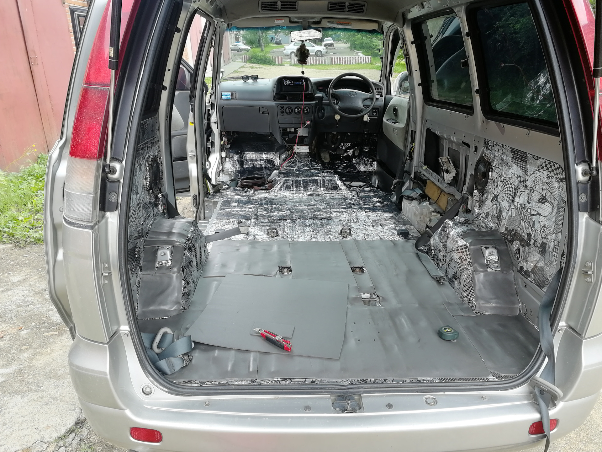 Разбор ноах. Тойота вокси снятие торпеды. Гбо на toyota lite ace noah 2. Торпедо на toyota voxy. Toyota noah тюнинг.