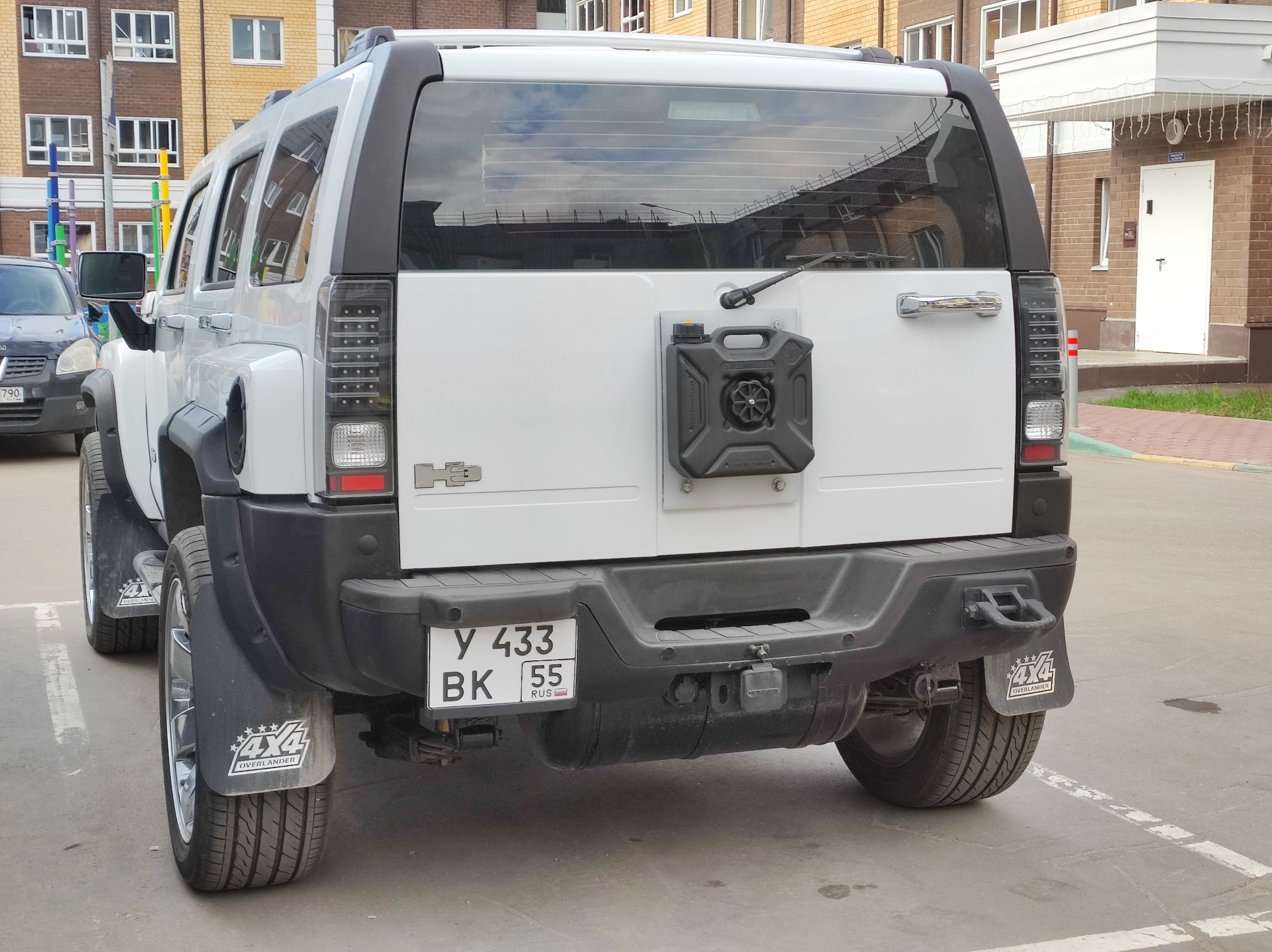 Канистра на багажник — Hummer H3, 3,5 л, 2005 года | стайлинг | DRIVE2