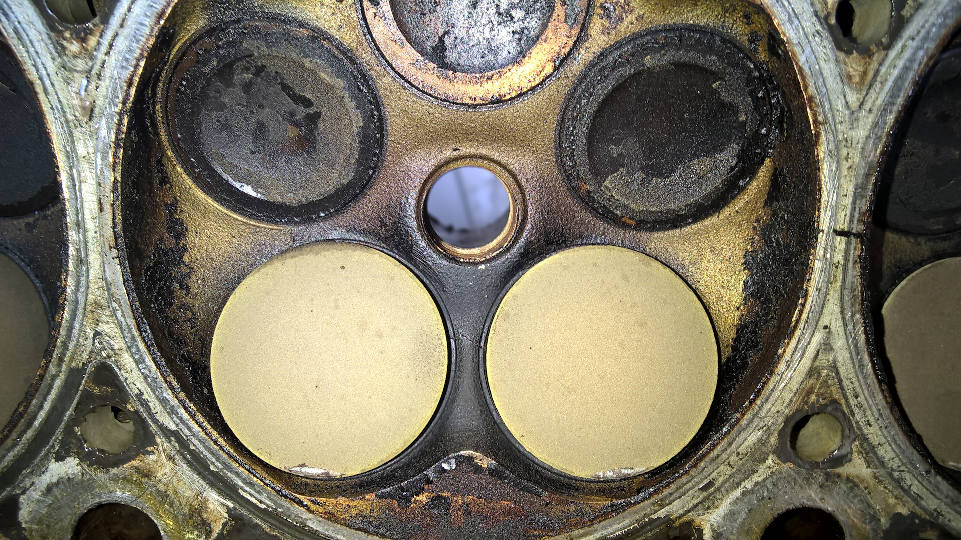 Трещина между клапанами. Трещины между седлами клапанов. Седла клапанов ВАЗ 21179. Трещины между седлами Ауди 1.8. Седло клапана Ауди двигатель DS.