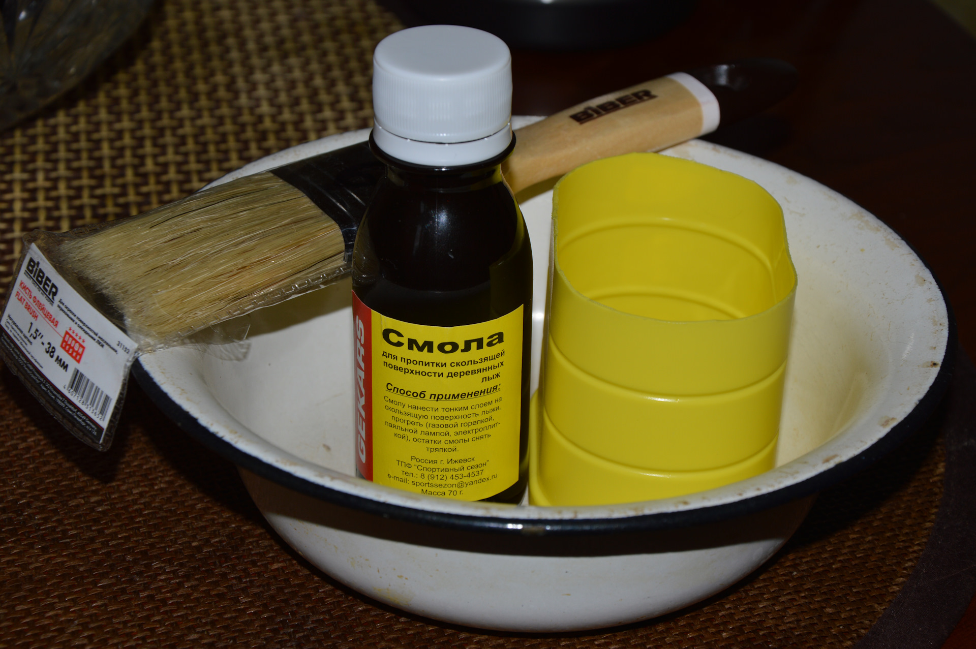 смазывать деревянные лыжи. обработка деревянных лыж. смолить деревянные лыжи. охотничьи лыжи обработка смолой. охотничьи лыжи смолённые.