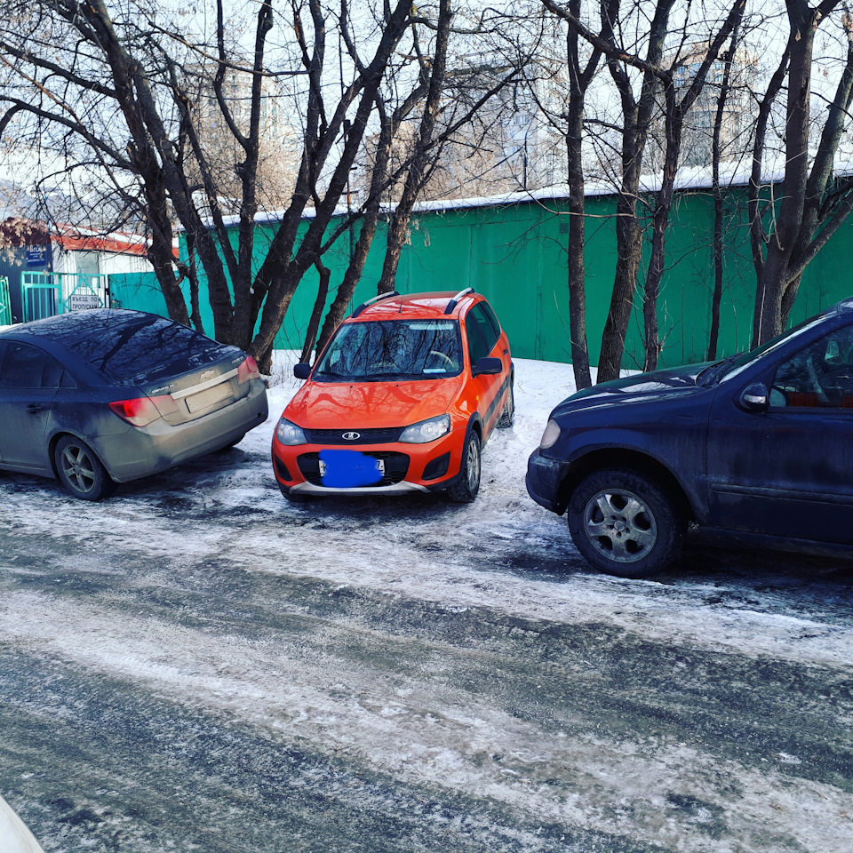 Приехал на работу, а мест нету. Выход нашел сразу, колеса хорошие. — Lada  Kalina Cross, 1,6 л, 2015 года | просто так | DRIVE2