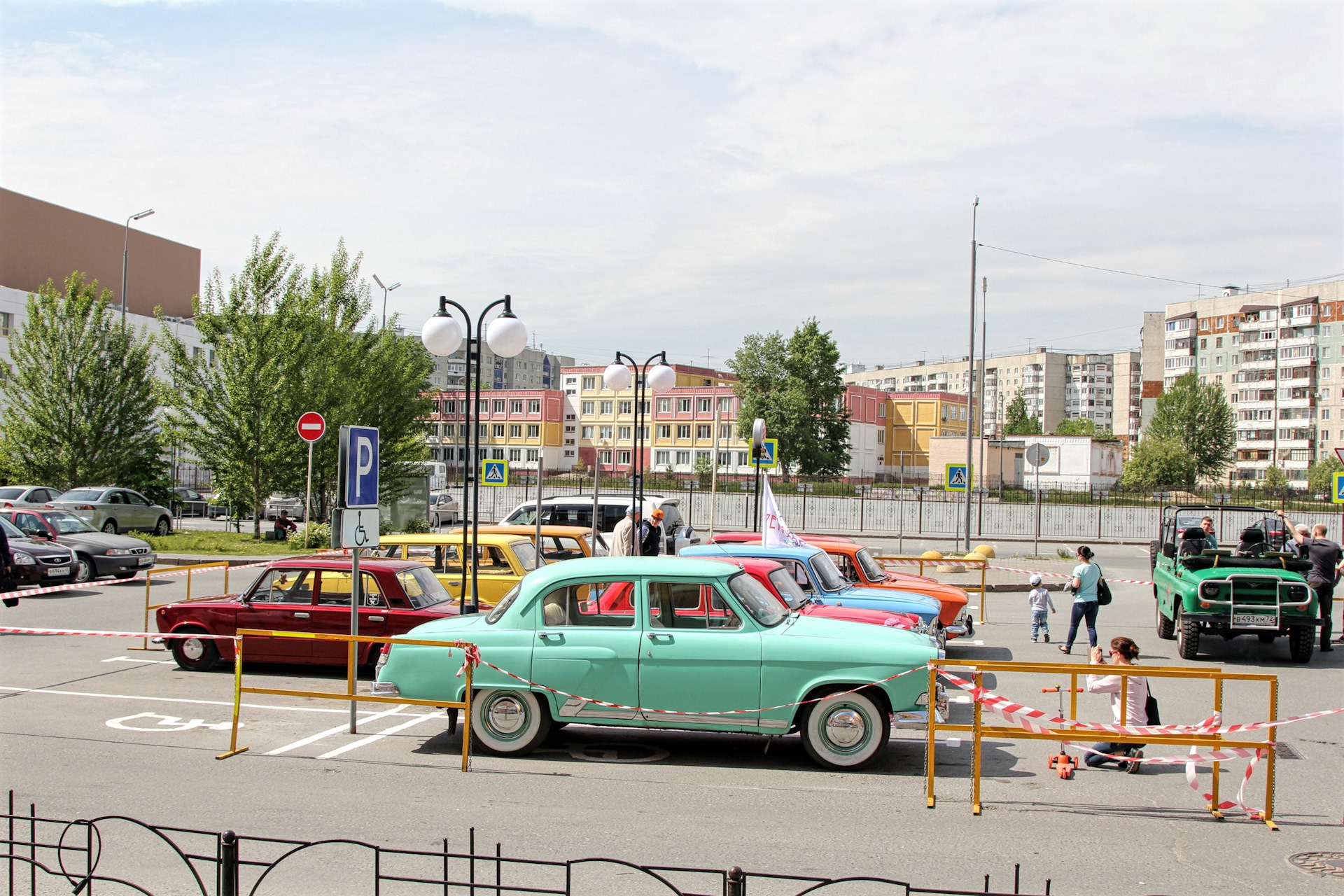 Легковые машины тюмень. Ретро автомобили Тюмень. Выставка автомобилей в Тюмени. Ретро ВАЗ Тюмень Тюмень. Клуб ретро авто Тюмень.