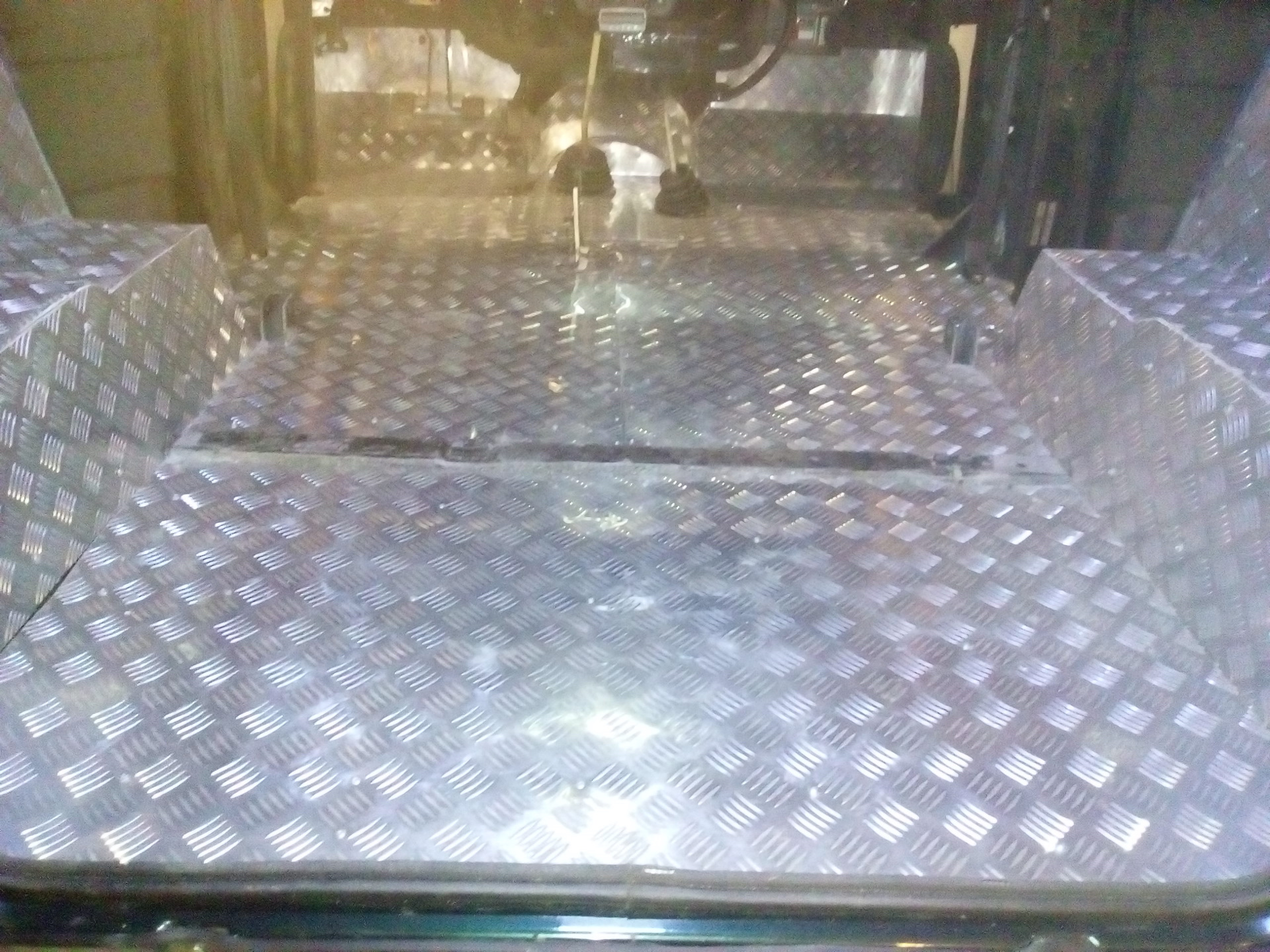 Алюминий на пол. Лист алюминиевый рифленый квинтет. Алюминиевый пол. Прогресс 2 рифленый алюминий. Кабина из рифленого алюминия мтз 50.