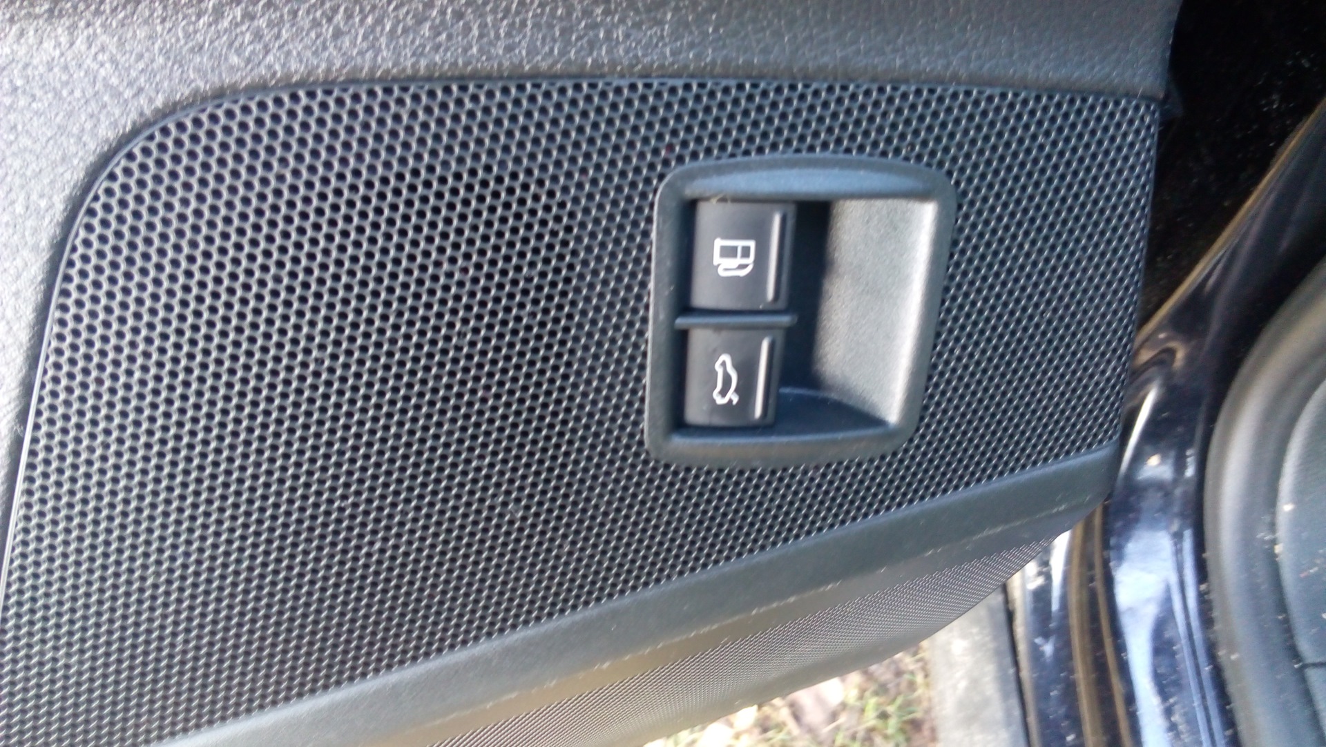 Открыть пассат б6. Кнопка открытия багажника Passat b6 универсал. Кнопка багажника с двери Пассат б6. Кнопка багажника Пасат б 5 +. Кнопка бензобака Volkswagen Passat b6.