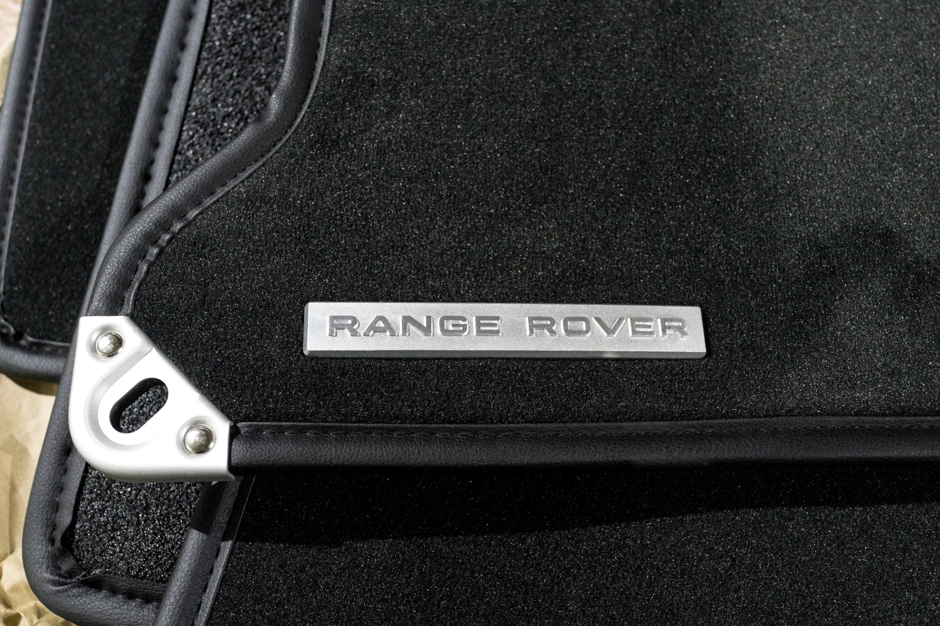 Коврики range rover. Оригинальные коврики на Рендж Ровер. Велюровые коврики range Rover Sport. Оригинальные ворсовые коврики Рейндж Rover. Ковры ворсовые range Rover.