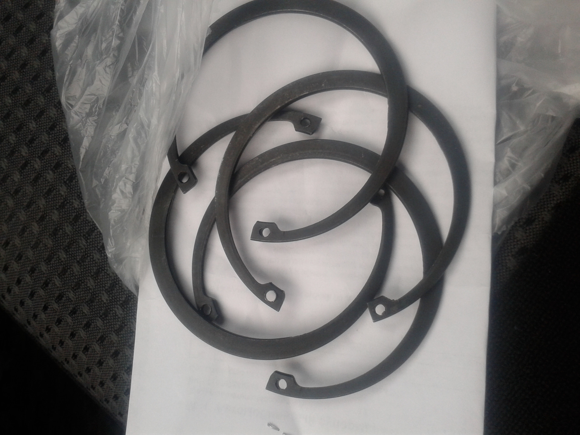 Кольцо стопорное ступицы маз. Кольцо стопорное крестовины газель бизнес. Стопорное кольцо для ступичного подшипника на ваз 2114. Москвич 2141 на кольце. Стопорные кольца крестовины москвич 412.