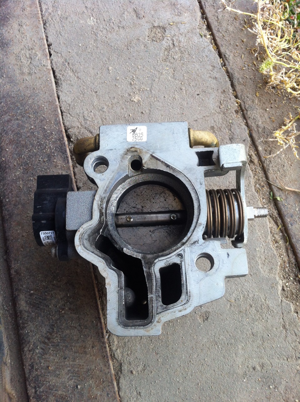 Чистка дроссельного узла — Lada Калина седан, 1,6 л, 2008 года | своими ...