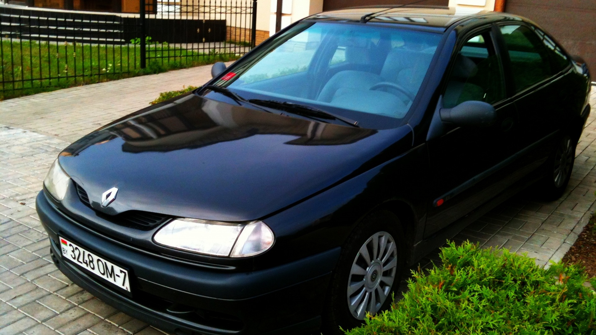 Рено лагуна 1. Рено Лагуна 1 черная. Renault Laguna 1.8. Рено Лагуна 1 на черных колпаках.