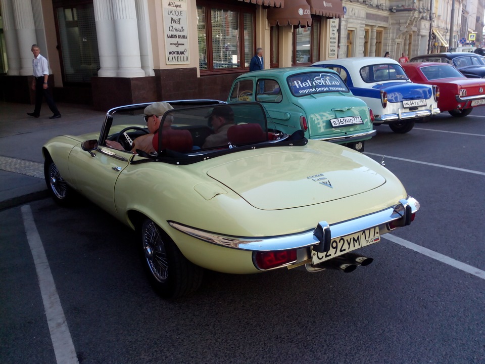 На стоянке — ЗАЗ 965