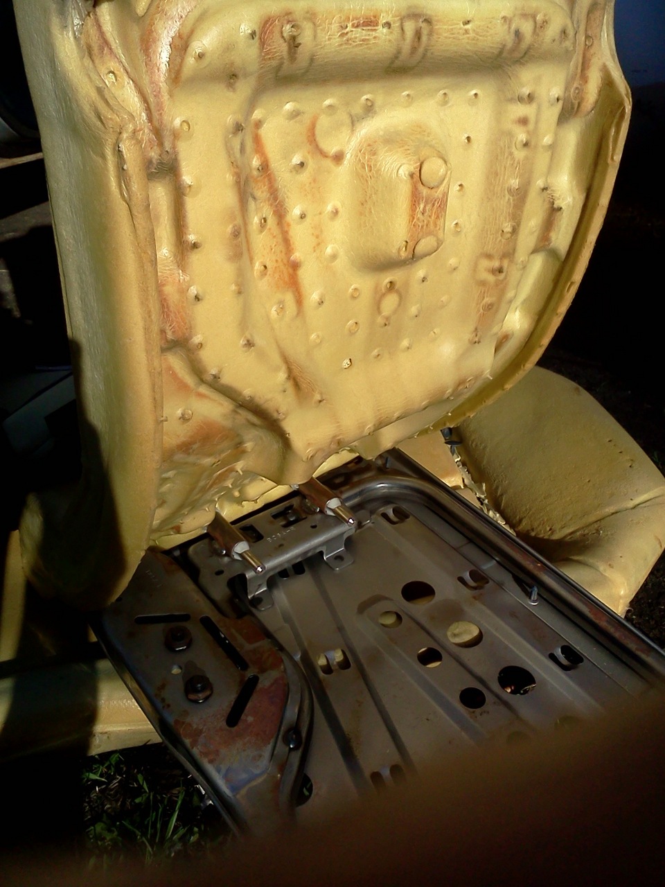 Сарай с удобствами. Или как снять задний диван. Mazda 323 VI, 1,5 л, 1999 года