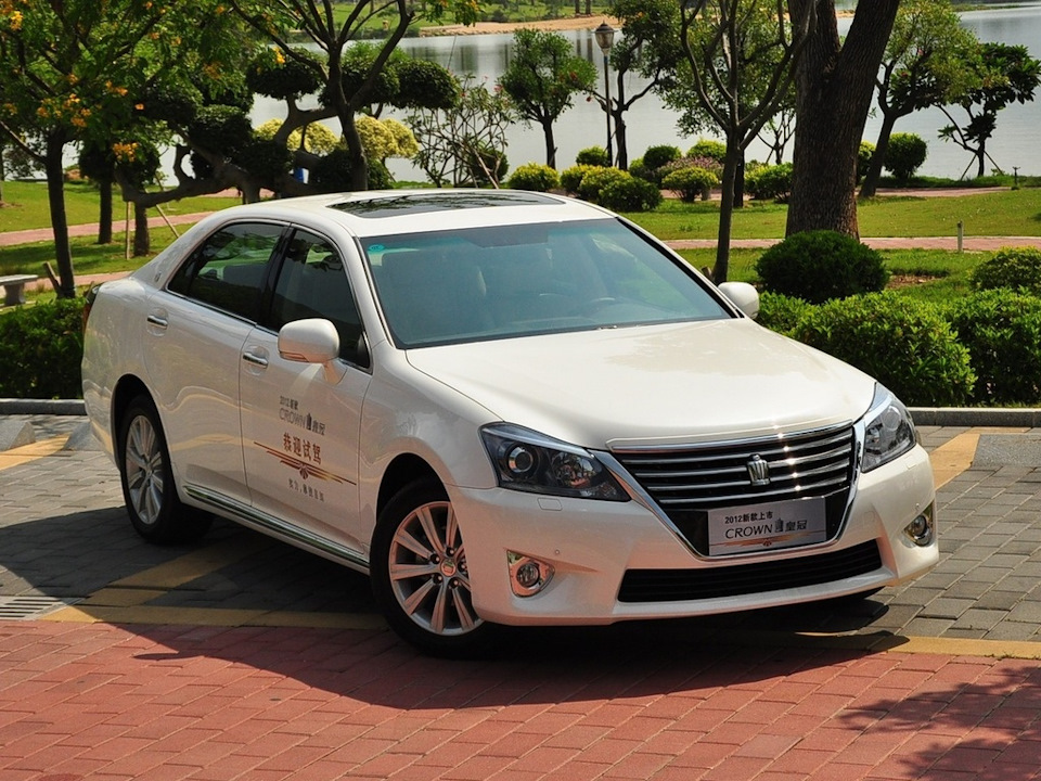 Toyota crown фото