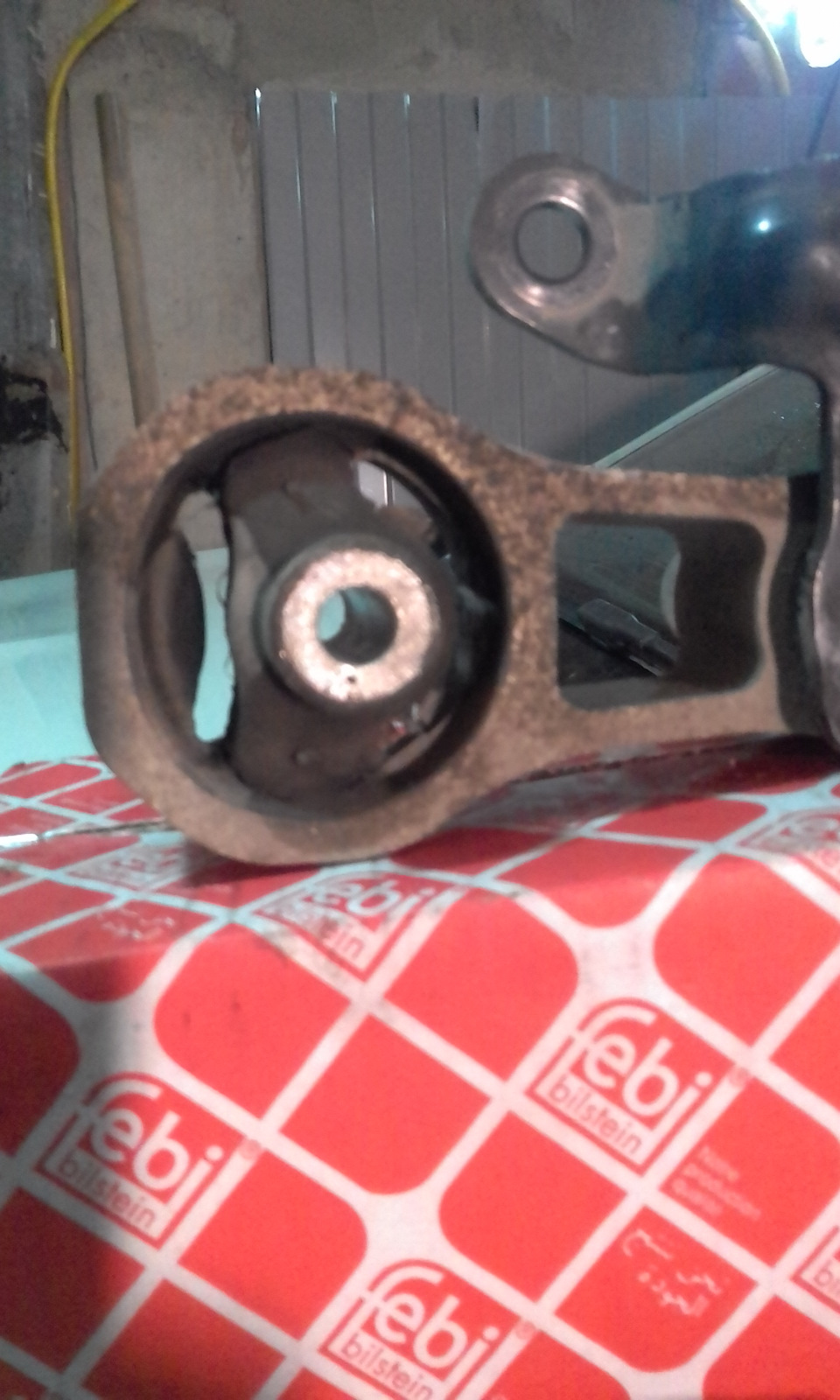 Замена подушки КПП. — Ford Fusion, 1,4 л, 2008 года | своими руками ...