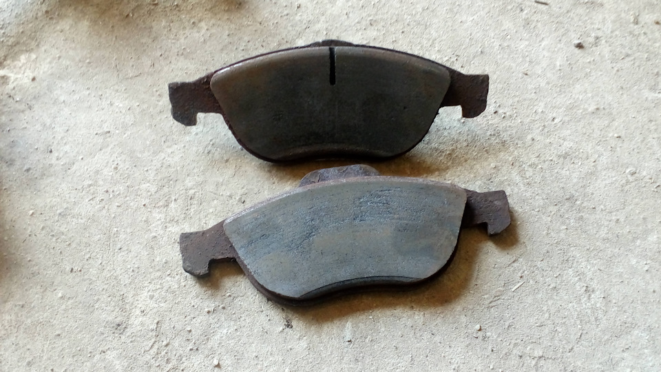 Прорезь сверху, это как раз то место где стоял кабель датчика износа. — Alfa Romeo 156