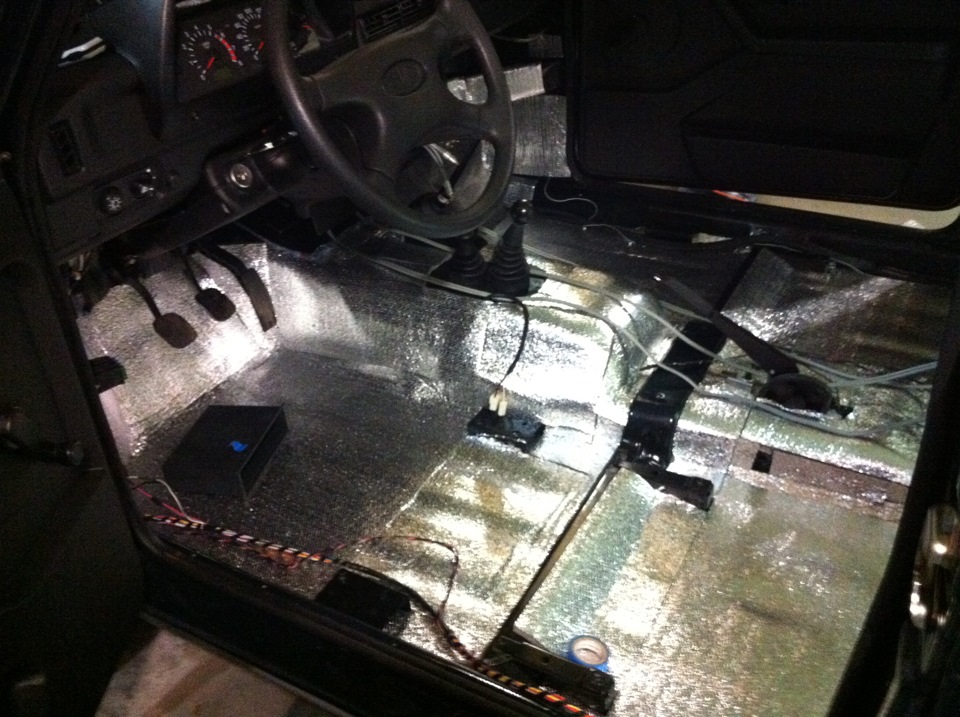 Шумоизоляция салона нива 2121. Шумоизоляция пола нива шевроле. Шумовиброизоляция на ниву 21213. Виброизоляция нива 2121. Шумоизоляция 21213.